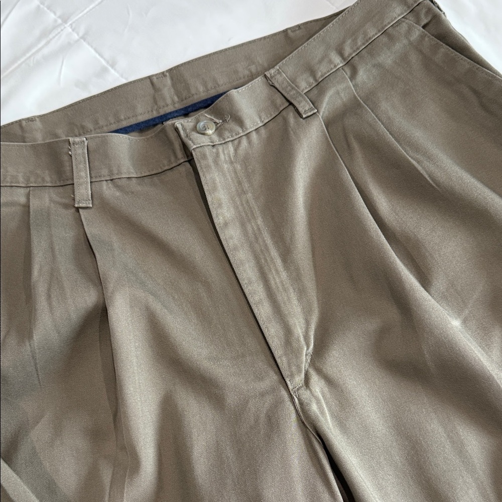 Wrangler Men's Dark Tan Khaki Pleated pants. 38 x 30.